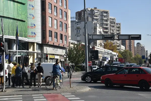 22-годишна скопјанка ја пријави мајка си во полиција: ја влечела, туркала и ѝ се заканувала во експозитура на банка во Центар