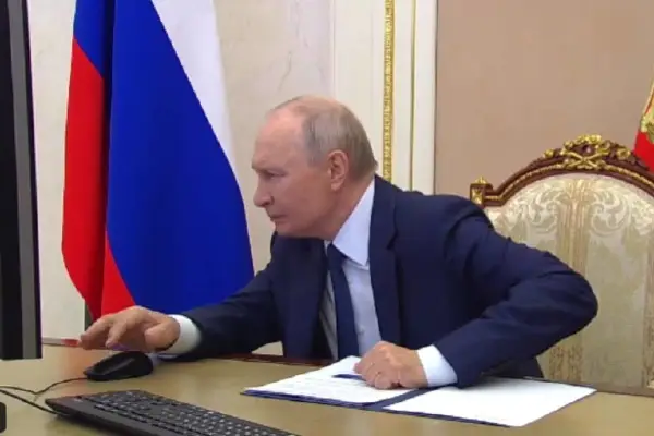 (Видео) Путин гласаше преку интернет на изборите во Русија, снимката стана хит