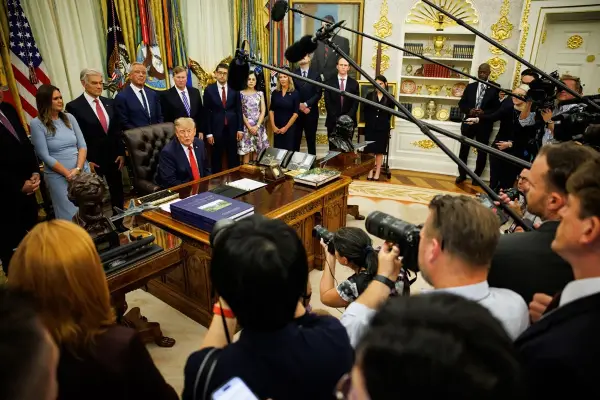 По одлуката на Трамп, новинари на Си-ен-ен, Ем-ес нау и „Политико“ утринава избркани од Белата куќа