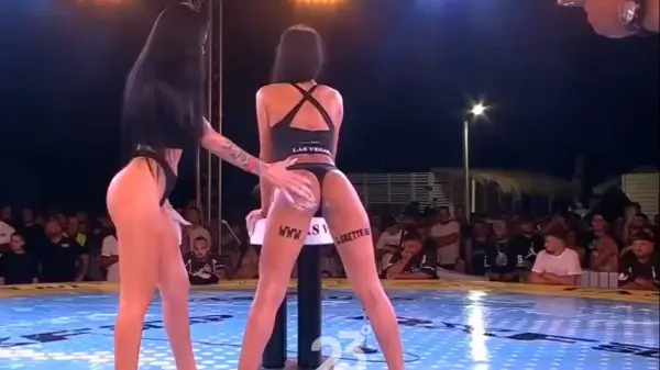 Видео: Дали ова е најбизарниот спорт во светот? Натпреварувачки се удираат по задникот 