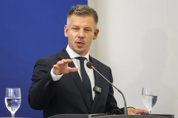 (Видео) Маж истури вино врз унгарскиот премиер Петер Маѓар на фестивал
