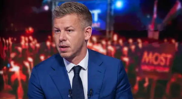 Маж истури вино врз унгарскиот премиер Петер Маѓар на фестивал