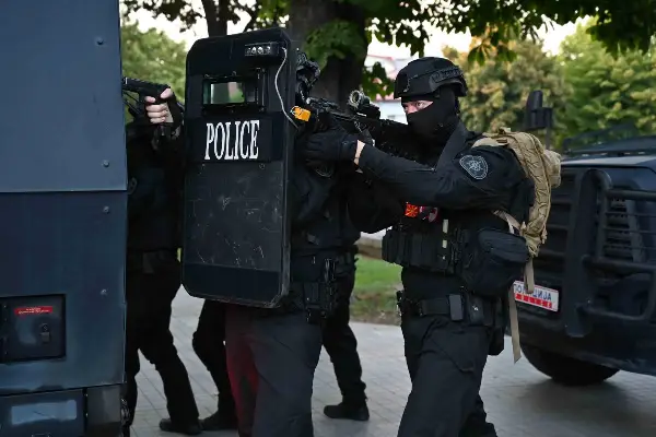 Полициска акција против криминална група за шврец на лекови, осомничени и вработени во Царина
