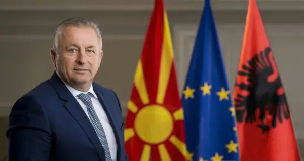 Пет илјади евра казна за Мерко за незаконско поставување спомен обележје на влезот на општинската зграда