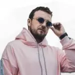 Некогаш немаа многу, денес заедно во Лондон: Слаткар отпатува со брат му Стефан
