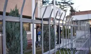 Трагедија во Равен: Пронајден починат маж на стадион, повреден полицаец при увидот
