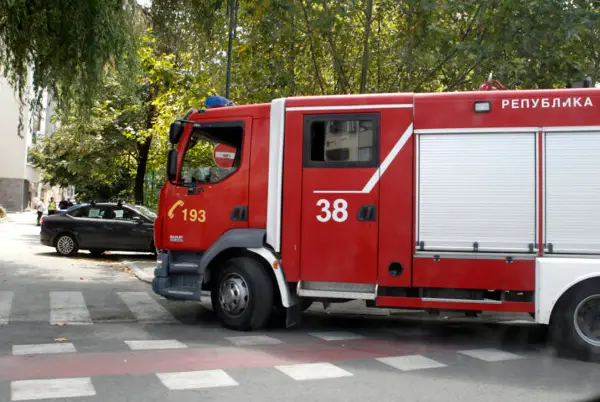 Гори магацин во Железара, 20 пожарникари на терен