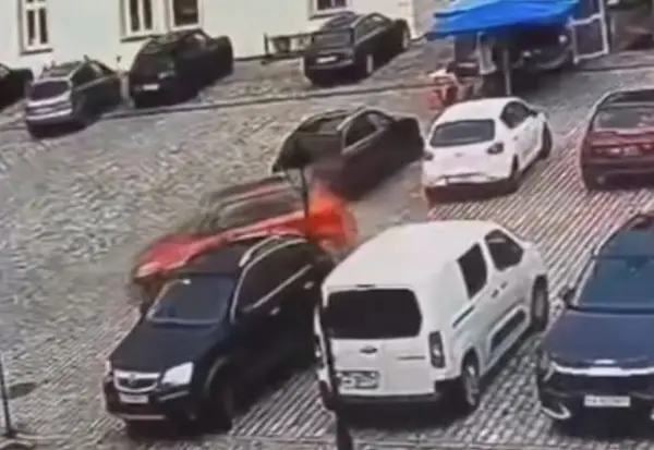 (ВИДЕО) Сакаше да излезе од паркинг, па удри во шест автомобили