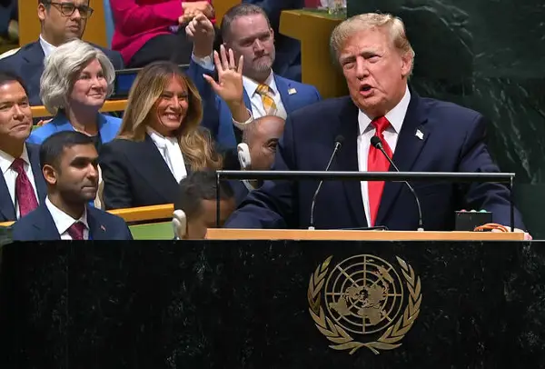 Видео: Трамп го прекина говорот поради Меланија – погледнете ја нејзината реакција! 