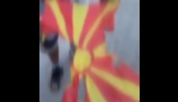 📽️ ВИДЕОТО СО ЗАПАЛЕНОТО МАКЕДОНСКО ЗНАМЕ ГО ОБЈАВИЛ ТЕТОВСКИ МАЛОЛЕТНИК Полицијата го расчисти настанот во кој учествувале уште три деца