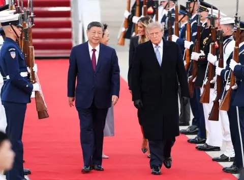 Историска средба: Трамп го пречека Си со црвен тепих и воена церемонија