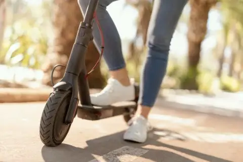 Тешко повредена жена во Скопје, со тротинет ја удрила друга жена и избегала