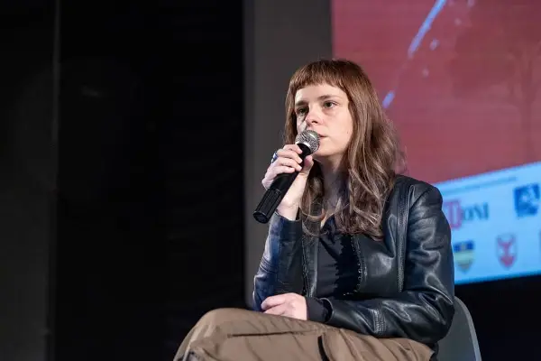 Аплаузи од џифонци за Дина Дума и „Скејтбордингот…“, денеска Ханис Багашов ќе го промовира „Кучињата немаат соништа“