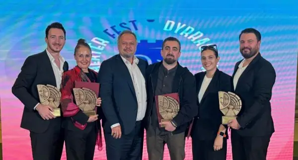 „СЛЕПЦИ“ НА ТУРСКИОТ ТЕАТАР ОД СКОПЈЕ ОСВОИ 4 ГЛАВНИ НАГРАДИ НА ФЕСТИВАЛОТ ВО ДРАЧ