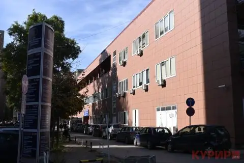 Малолетник со повреди однесен во болница, го тепал родител на негов соученик