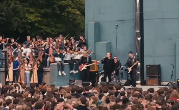 U2 прославиja 50 години со изненадувачки концерт во своето поранешно средно училиште во Даблин