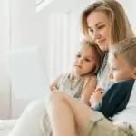 Дали сте „хеликоптер-родител“? Преголемата грижа за децата може да има неочекувани последици