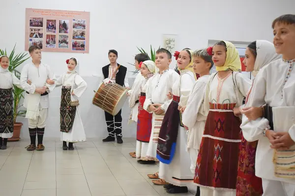 „Спој на генерации“ во Куманово: Уметноста ги поврза најмладите со најстарите во „Зафир Сајто“ (ВИДЕО)