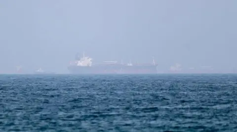 Tанкер во ОАЕ погоден со две ракети, повреден член на екипажот