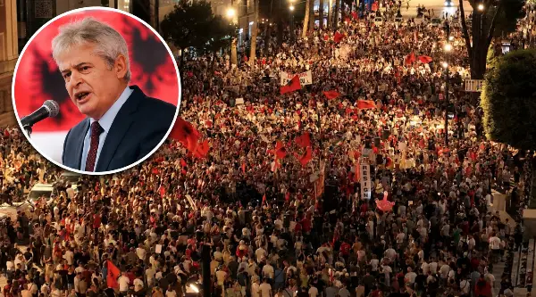 „Албанија што гори е Албанија на сите нас“ – Ахмети загрижен по насилствата и протестите
