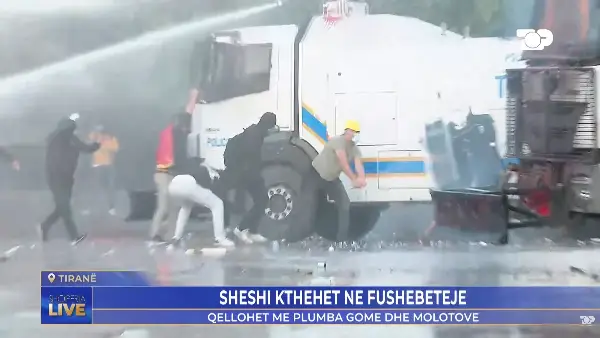 (ВИДЕО) Нови судири со полицијата на шестиот ден од протестите во Албанија