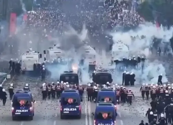 Во протестите во Тирана повредени 16 полицајци, нападнато седиште на социјалистите