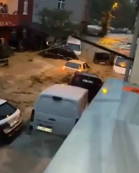 Расте бројот на загинати во поплавите во Истанбул
