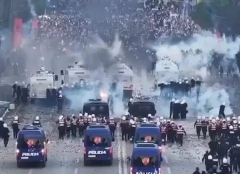 Повредени 16 полицајци во протестите во Тирана