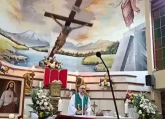 Крст падна врз свештеник за време на миса и го усмрти (ВОЗНЕМИРУВАЧКО ВИДЕО)