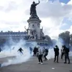 Судири на протест во Париз, полицијата употреби солзавец