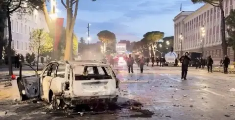 Ескалираа протестите во Тирана: Илјадници демонстранти бараат оставка од Еди Рама, стотици приведени