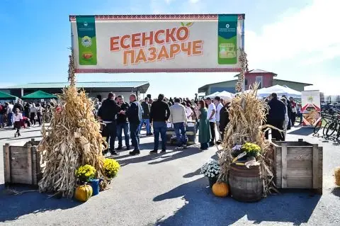 Мирис на свадбарски купус, домашни специјалитети и есенска магија: „Есенско пазарче“ повторно ги собира љубителите на традицијата во кумановско (ФОТО)