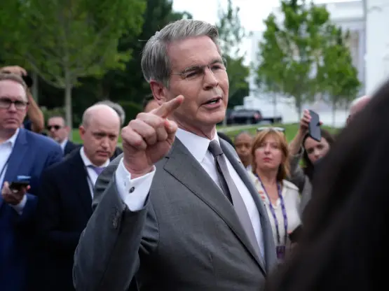Бесент остро до технолошките гиганти: Не им објаснивте добро на луѓето што е вештачката интелигенција