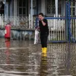 Најмалку четири загинати во поплавите во Шпанија, евакуирани жители со хеликоптери