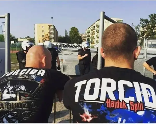 Истрага против 23 лица за нацистички и антисемитски скандирања во Сплит