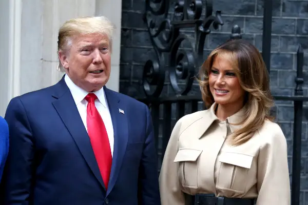 (Видео) Трамп се обиде да ја бакне Меланија, снимката предизвика реакции на интернет