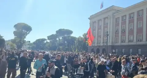 Демонстрации во Тирана: Професорите ги поддржаа студентите, Рама ги обвини опозицијата и странски фактори за „хибридна војна“