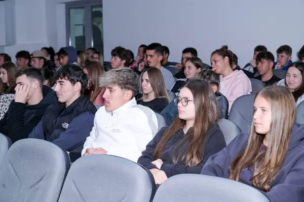 Претстава за токсичната машкост ги поттикна средношколците во Македонска Каменица да зборуваат за емоциите