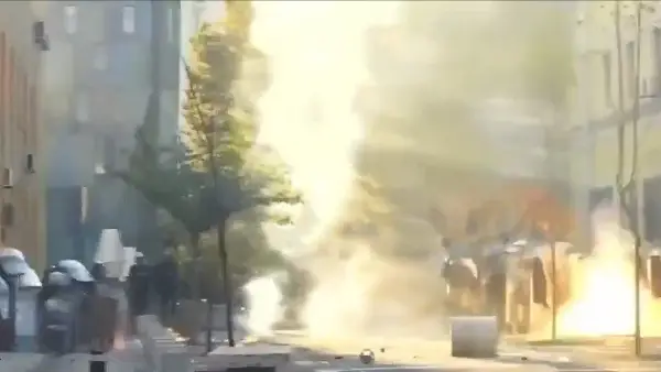 ВИДЕО: Фрлен Молотов коктел врз канцеларијата на Еди Рама, испукани гумени куршуми