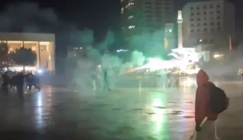 ВИДЕО: Осми ден од протестите во Тирана, полицијата со солзавец и водени топови се справува со демонстрантите