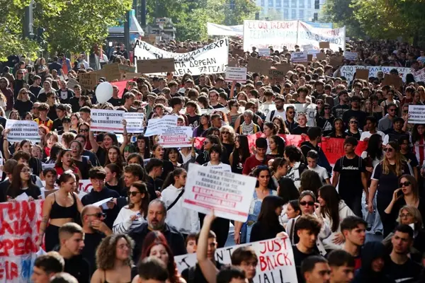 СТУДЕНТИ И НАСТАВНИЦИ ГИ ПРЕПЛАВИЈА УЛИЦИТЕ НА АТИНА Засега протестите се мирни