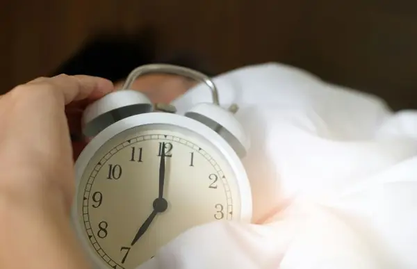 Годинава се случува нешто невидено 11 години со поместувањето на часовникот – добиваме час повеќе за спиење, но последиците по здравјето се опасни!