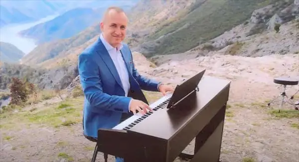 Не е сè во парите. Парите ни се потребни, но тие НЕ се најважни, вели Кире Науновски во КАФЕ МУАБЕТИ