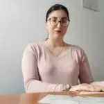 Син ми има 14 години и на мобилниот му најдов снимка како пуши цигари со другарите… Како да постапам?