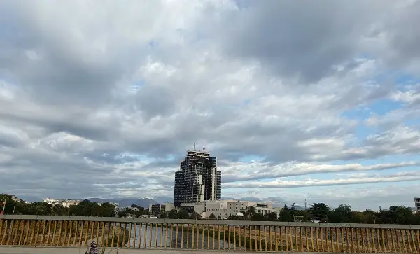 Променливо облачно со повремен локален дожд, особено попладне и во текот на ноќта