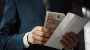 Сите вработени во Словенија ќе добијат близу 750 евра задолжителен божиќен бонус