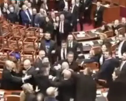 МАСОВНА ТЕПАЧКА во албанскиот парламент (ВИДЕО)