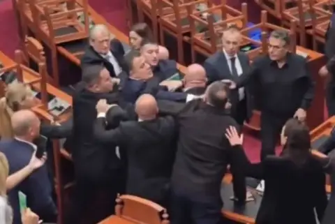 Тепачка меѓу пратеници на власта и опозицијата во албанскиот парламент