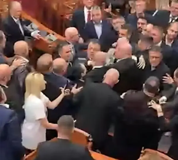 🎥 ХАОС ВО АЛБАНСКИОТ ПАРЛАМЕНТ Пратеници се тепаа додека надвор се одржуваа протести