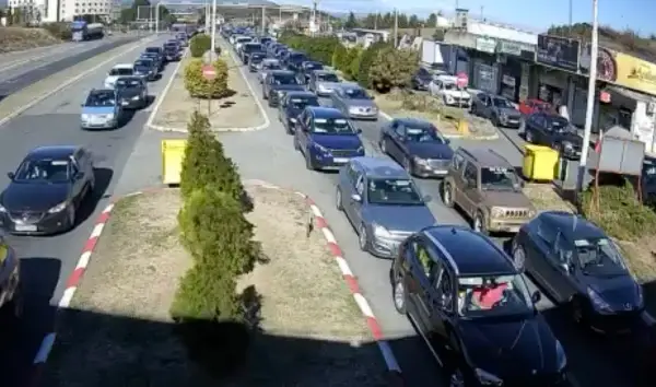 Празничен егзодус: Maкедонците тргаа кон Грција за продолжениот викенд – колони возила и долги чекања на Богородица